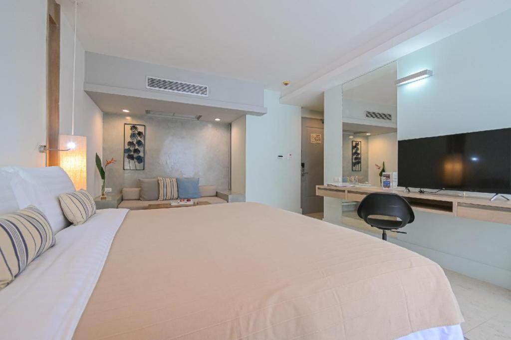 Ramada By Wyndham Phuket Southsea Hotel Karon Exterior foto