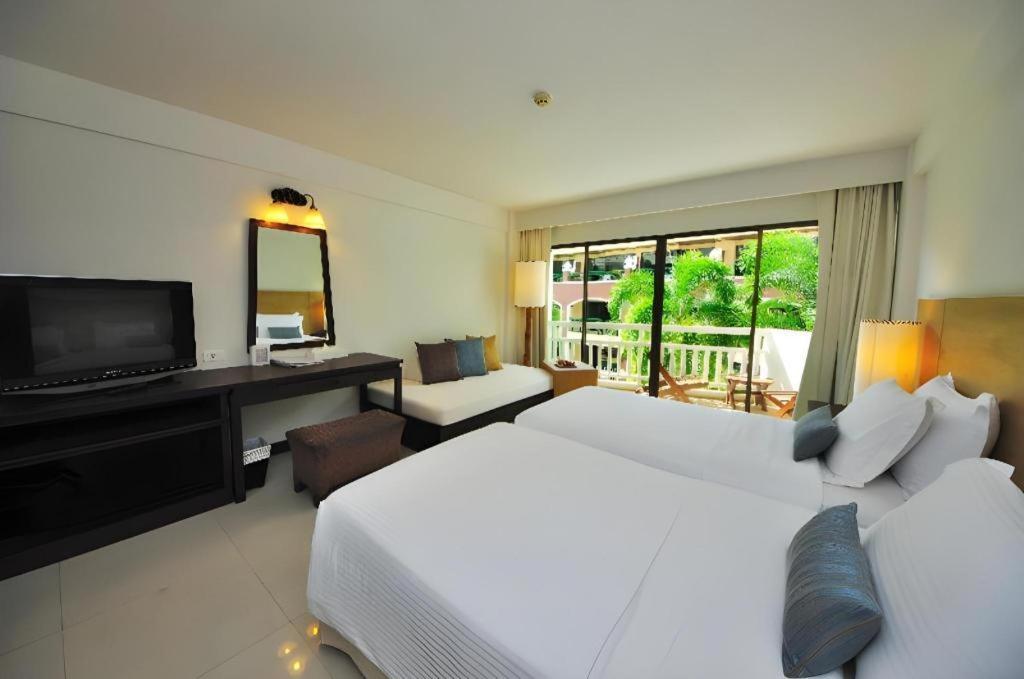 Ramada By Wyndham Phuket Southsea Hotel Karon Exterior foto