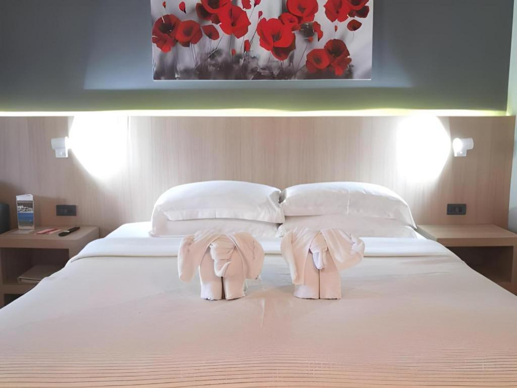 Ramada By Wyndham Phuket Southsea Hotel Karon Exterior foto