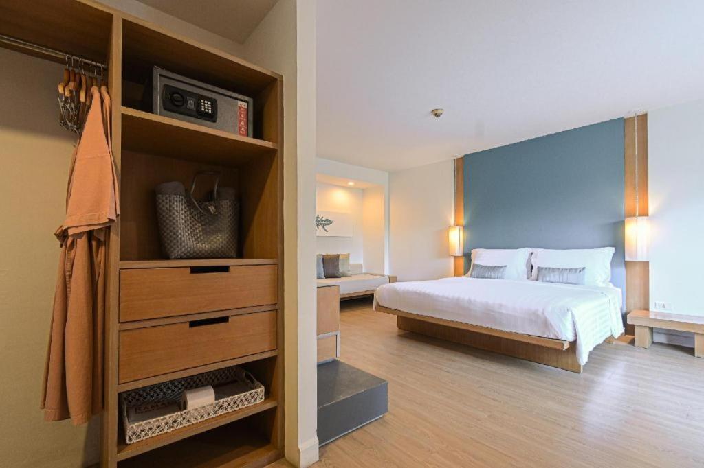 Ramada By Wyndham Phuket Southsea Hotel Karon Exterior foto