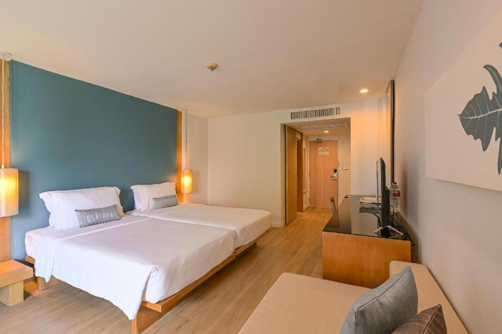 Ramada By Wyndham Phuket Southsea Hotel Karon Exterior foto