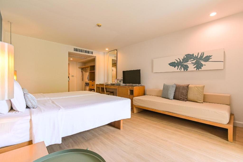 Ramada By Wyndham Phuket Southsea Hotel Karon Exterior foto