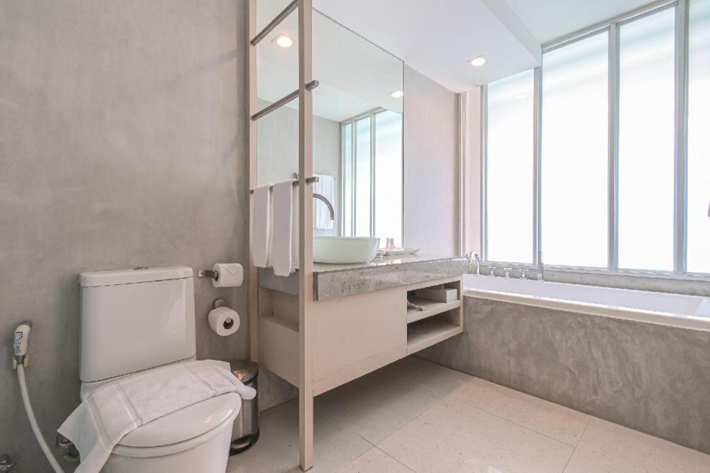 Ramada By Wyndham Phuket Southsea Hotel Karon Exterior foto